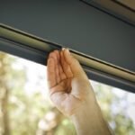 pergola-bioclimatique-aluminium-anthracite-1080m-toit-avec-lames-ovales-5-panneaux-moucharabieh-gris-pour-cote-360m-habrita …. – Image 4