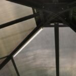 pergola-bioclimatique-aluminium-anthracite-1080m-toit-avec-lames-ovales-5-panneaux-moucharabieh-gris-pour-cote-360m-habrita …. – Image 5