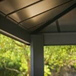 pergola-bioclimatique-aluminium-anthracite-1080m-toit-avec-lames-ovales-5-panneaux-moucharabieh-gris-pour-cote-360m-habrita …. – Image 6