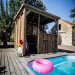 Pool house en bois thermo traité 12,32m² BLUETERM, 1 paroi mur plein, 1 paroi ventelles, 2 parois comptoirs – HABRITA – Image 7